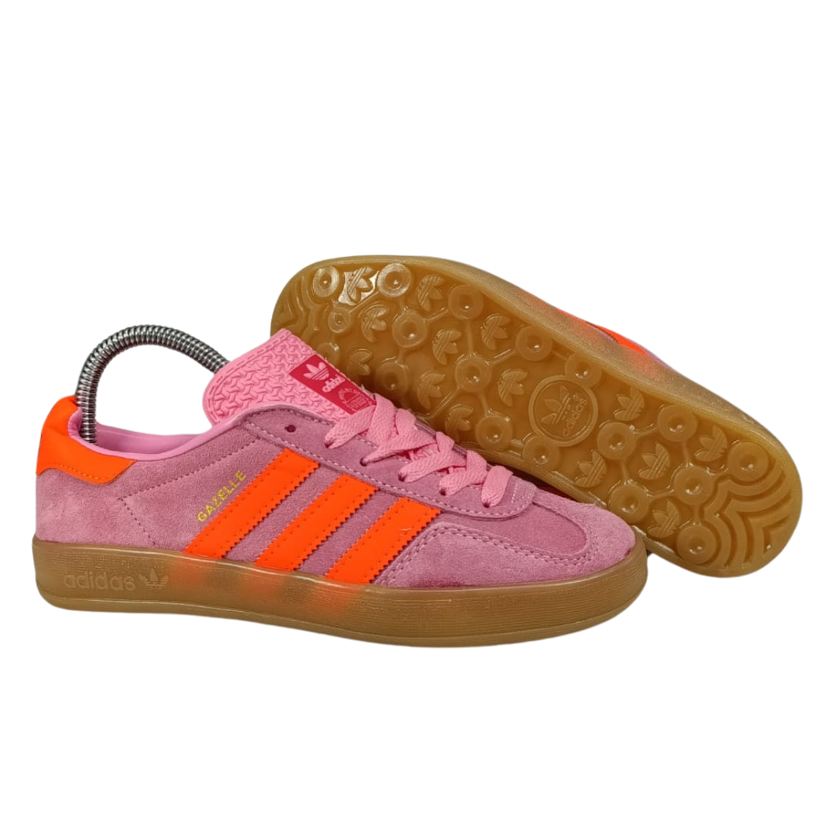 GAZELLE ADIDAS MUJER: Elegancia Clásica para tu Estilo Las GAZELLE ADIDAS MUJER son un ícono de estilo que no pasa de moda. Estas zapatillas combinan la elegancia clásica con la comodidad moderna, lo que las convierte en una opción ideal para cualquier guardarropa. En Onlineshoppingcenterg, te ofrecemos una amplia selección de Adidas Gazelle mujer para que encuentres el par perfecto que se adapte a tu estilo y personalidad.  ¿Por Qué Elegir GAZELLE ADIDAS MUJER? Las GAZELLE ADIDAS MUJER son perfectas para las mujeres que buscan un calzado versátil y de calidad. Desde las Adidas Gazelle rosas hasta las Adidas Gazelle negras mujer, hay una amplia variedad de colores y estilos que pueden complementar cualquier atuendo.  Características Destacadas Diseño Clásico y Elegante: Las GAZELLE ADIDAS MUJER destacan por su diseño minimalista y atemporal, lo que las hace perfectas para cualquier ocasión, desde una salida casual hasta un look más formal.  Comodidad Todo el Día: Gracias a su construcción de alta calidad, estas zapatillas ofrecen un confort excepcional, ideal para el uso diario.  Variedad de Colores: Disponibles en varios tonos, como las Adidas Gazelle gris mujer y las Adidas Gazelle verdes mujer, para que puedas elegir la que mejor se adapte a tu estilo.  ¿Dónde Comprar GAZELLE ADIDAS MUJER? En Onlineshoppingcenterg, puedes encontrar las GAZELLE ADIDAS MUJER en diferentes colores y tallas. Ya sea que busques las clásicas Adidas Gazelle mujer negras o prefieras un toque de color con las Adidas Gazelle mujer rosas, tenemos lo que necesitas.